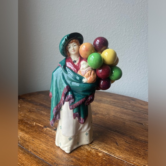 Royal Doulton HN583 “The Balloon Seller” Figurine - Picture 7 of 11